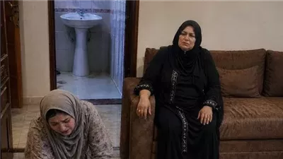 فتحتُ باب منزلي وأنا أحمل علبة شوكولاتة صغيرة