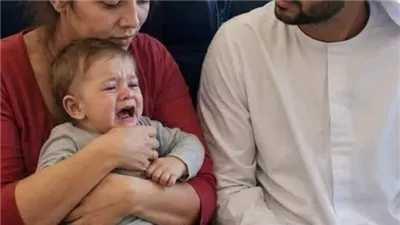 طفل بكى طوال الرحلة وأزعج الركاب… لكن ما فعله الشيخ الخليجي معه أبكى الطائرة كلها