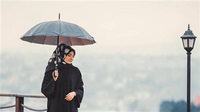 طالبة تمريض خجولة تغيّبت عن الامتحان لمساعدة شخص غريب وفي اليوم التالي، جاء مدير شركة يبحث عنها.
